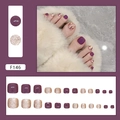 Donkerpaarse en goudkleurige glitter kunstnagels voor tenen op witte bontondergrond - F146 Witmakend Paars (Lijmstijl)