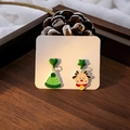 Détail de boucles d'oreilles de Noël avec renne et bonnet sur plateau bois - E5947-9 Cœur Bonnet Cerf