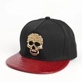 Detail van metalen schedel en rode krokodillenprint op de rand van de hiphop snapback - Verstelbaar 55-61cm / Rood