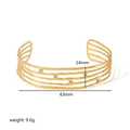 Detailansicht des 18K vergoldeten Armreifs mit 14mm Breite und 63mm Innendurchmesser - Gold Wellenförmiger Hohlstil (TB7065)