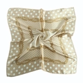 Foulard di raso color oro champagne con eleganti pois e motivo decorativo a catena - Oro