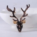 Broche de Noël renne avec finition émail marron foncé et détails de bois dorés - Tête de Renne Marron (1799)
