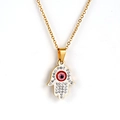 Dettaglio del ciondolo a mano di Fatima dorata con strass e occhio rosso sulla collana - Con Collana / Oro Rosso