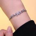 Elegantes Silberarmband mit Zirkonia-Kreuzanhängern am weiblichen Handgelenk - Silber Eleganter Stil (S1116)