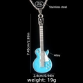 Collana con ciondolo a chitarra blu e catena in acciaio inossidabile su sfondo nero - Blu (Chitarra N. 72)