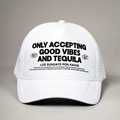 Klassische weiße Trucker-Cap mit Good Vibes und Tequila-Aufdruck und dekorativem Seil - Ganz Weiß