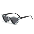 Occhiali da sole cat-eye retrò con eleganti perle incastonate e lenti scure - Montatura Nera Lenti Grigio Nero