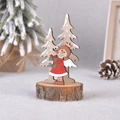 Décoration de Noël en bois avec une fille en robe rouge et des sapins enneigés - Style d'Ange