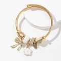 Détails d'un bracelet en fil d'or torsadé avec charmes en cristal et pendentif en cœur - Blanc
