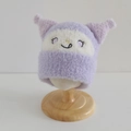 Dettaglio di cappello di peluche viola con orecchie 3D su supporto in legno - 52-54cm (3-8 Anni) / Viola Chiaro