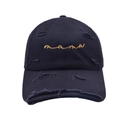 Detail der goldenen 'mama' Stickerei auf einer schwarzen Baumwoll-Baseballkappe - Stern Bestickt Mama Distressed Stil / Schwarz