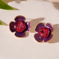 Makroaufnahme von Vintage-Ohrringen mit lila Emailleblüten und rotem zentralem Edelstein - Lila (Silberner Ohrstecker)