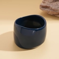 Detailansicht eines dunkelblauen, glänzenden Harz-Armreifs in unregelmäßiger Form - Tiefblauer Glatter Glänzender Armreif