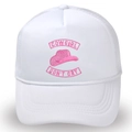 Dettaglio del ricamo rosa 'COWGIRL DON'T CRY' su cappello trucker in rete bianca - Adulto 56-60cm / Tutto Bianco