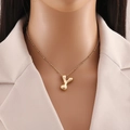Dettaglio collana con pendente iniziale Y placcato oro 18K e catena a sfere fine - Lettera Y