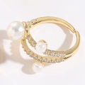Anillo doble capa dorado con tres perlas blancas y circonitas cúbicas pavé - Estilo de 3 Perlas / Dorado