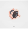 Seitenansicht der klappbaren rosa Kinder-Sonnenbrille mit Bärenohren im kompakten Design - Rosa Rahmen Graue Linse