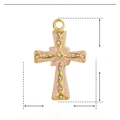Dettaglio del ciondolo a croce in smalto rosa con strass bianchi e misure indicate - Croce Rosa