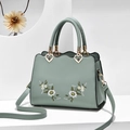 Minzgrüne Handtasche mit Blumenstickerei und herzförmigem Metallanhänger für Damen im Trend - Dunkelgrün