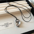 Collana geometrica minimalista in argento con cordoncino nero su espositore in velluto - Cordino Nero Tirabile a Disco Irregolare Argento