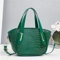 Sac à main vert foncé à motif crocodile avec garnitures dorées et bandoulière longue - Vert