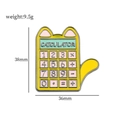 Insigne mignon en émail chat calculatrice jaune avec mesures 38mm hauteur et 36mm largeur - Chat Calculatrice Catculator (XZ1698)