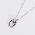 Elegante collana in argento con anelli ovali intrecciati su una sottile catena di metallo - Color Acciaio