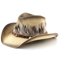 Westerse strooien cowboyhoed met veren trim en etnische band op een witte achtergrond - M (56-58cm) / Beige met koffiespray