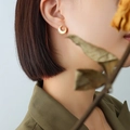 Elegantes pendientes de luna dorada con incrustación de nácar blanco en modelo - Pendientes de Luna de Concha Blanca / Dorado