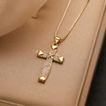 Collana con croce placcata oro 18K con estremità a cuore e cristalli di zirconi - Croce con Estremità a Cuore