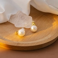Orecchini a clip con perle di lusso francese dorati su vassoio di legno elegante - Clip per Orecchie a Doppia Perla Tonalità Oro