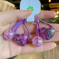 Détail d'élastiques à cheveux violets avec pendentifs cœur pailletés, qualité artisanale - Violet