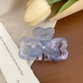 Irisierende lila Herz-Haarklammer aus Acetat mit Kristall-Detail auf Holzuntergrund - 7.5cm / Eiskristallblau