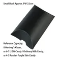 Kleine schwarze Kraftpapier-Kissenbox mit matter Oberfläche und Faltstruktur - Schwarz