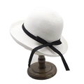 Witte strohoed met zwart strikje op een houten standaard voor zomerse vakanties stijl - M(56-58cm) / Wit