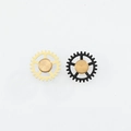 Steampunk-Ohrstecker in Zahnradform, mattgold und schwarz, auf weißem Hintergrund - Gold