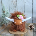 Peluche de vache des Highlands marron faite main avec cornes blanches et fleurs sur socle - 15CM / Café foncé