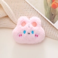 Dettaglio di una spilla a coniglio in peluche rosa con ricamo su sfondo decorativo - Originale (Schiena Aperta) / Coniglio Rosa