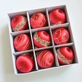 Rote Seiden-Weihnachtskugeln Set mit Goldstickerei und Pailletten in einer 9er Box - Rot 9-teiliges Set - 8cm