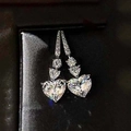 Boucles d'oreilles pendantes en forme de cœur argenté avec zircons étincelants - Or Blanc