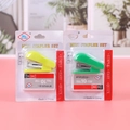 Mini nietmachine set in geel en groen inclusief nietjes voor kantoor en school - Groot (HL-214-2)