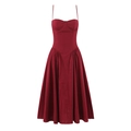Détail de robe rouge dos nu avec corsage bustier et jupe trapèze plissée élégante - S / Bordeaux