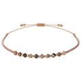 Handgemaakte verstelbare armband met 2mm facetgeslepen stenen en gouden kralen - Lichtkoffie