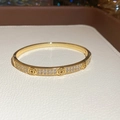 Gros plan d'un bracelet géométrique plaqué or avec zircons brillants sur cuir - Style Pièce Ancienne (6012643128200)