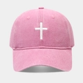 Dettaglio del cappellino da baseball in cotone lavato rosa con ricamo a croce bianca - Regolabile / Rosa