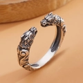Vintage Ring mit zwei Drachenköpfen aus oxidiertem Silber im Punk-Stil und offenem Design - Einstellbar Offen / Doppelköpfiger Drachenring