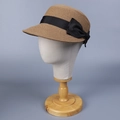 Detailansicht der Stroh-Sonnenschutzkappe mit elegantem schwarzen Seidenband und Schleife - Khaki