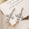 Orecchini a croce con perle e zirconi su sfondo di seta per un look di lusso - Orecchini pendenti con perle a croce / Argento