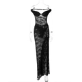 Elegante abito lungo in pizzo nero con spalle scoperte e ricami floreali raffinati - S / Nero