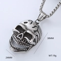 Gros plan du pendentif crâne punk en acier argenté de 38mm de haut et 24mm de large - Style Tête de Mort Punk Réaliste (9) / Pendentif Seul (Sans Chaîne) / Argent